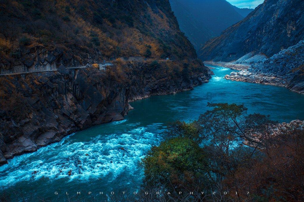 笑脸球的冒险之旅