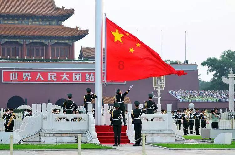 逃离残破的船只