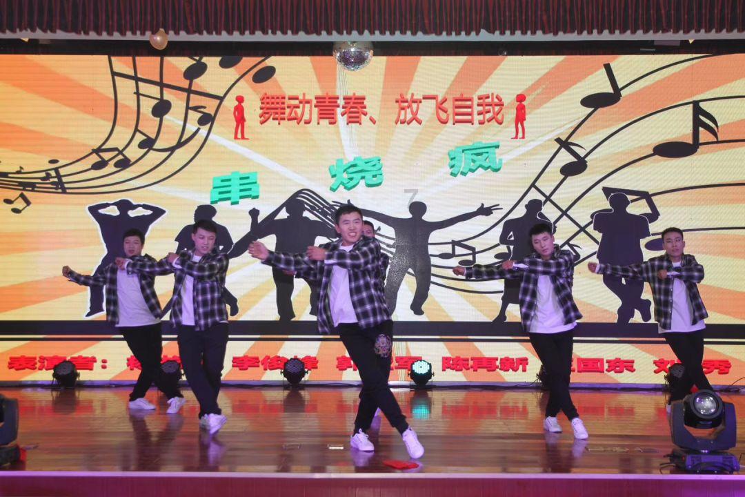 在上班时和同事聊私事好吗？游戏画面