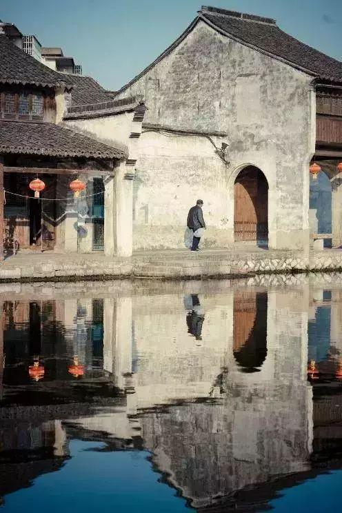 小哥占道经营存隐患，交警上前耐心“劝离”
