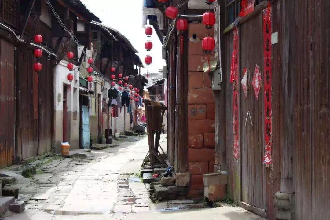 伤员被转运至医院 接线人员：伤者都比较年轻 均在急诊室救治