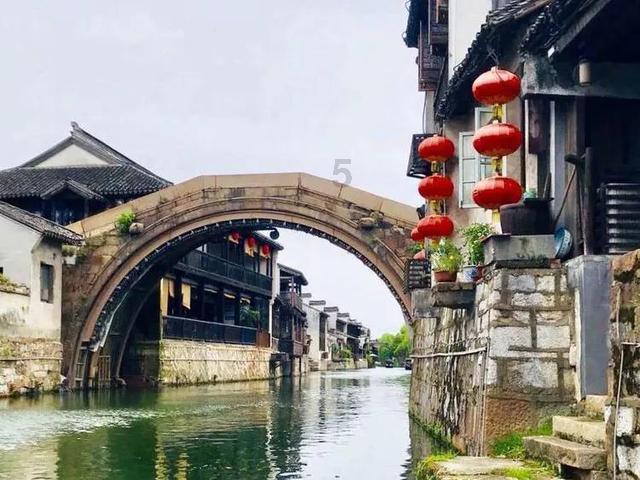 省十四届人大二次会议举行主席团常务主席第一次会议